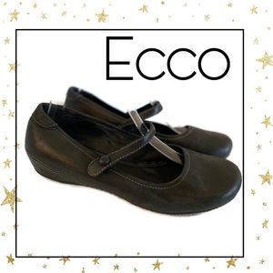 Ecco Women’s Black Leather Flats 8 - 8.5  39